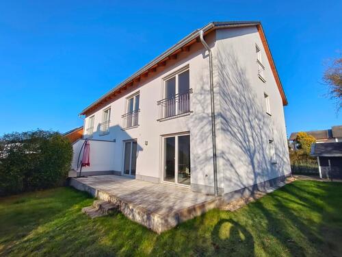 Foto - Schöne Doppelhaushälfte mit Garten und Garage