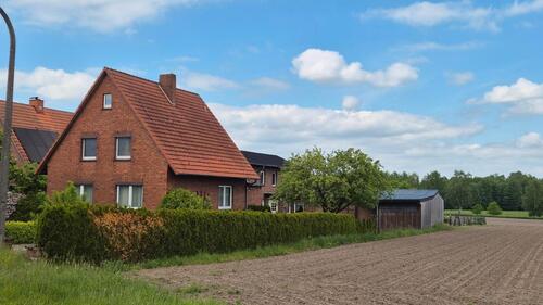 Foto - Zwei Einfamilienhäuser auf großzügigem Grundstück