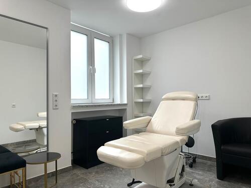 Foto - Voll ausgestatteter Praxisraum in Toplage an Vier Grenzen – ideal für Kosmetik, Tattoo & mehr