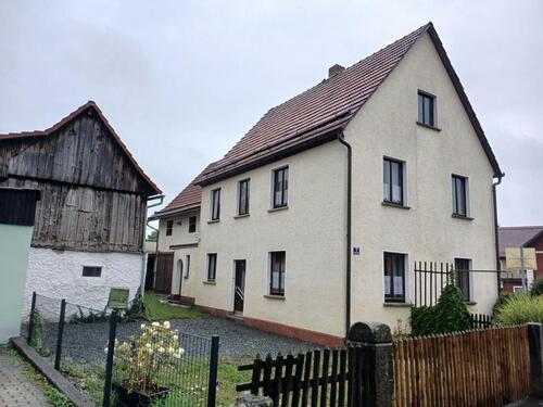 Foto - Einfamilienwohnhaus mit Nebengebäude und Scheune