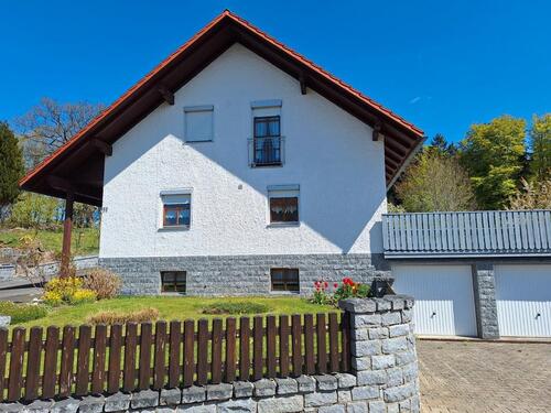 Foto - Zweifamilienhaus mit großem Grundstück in ruhiger Lage