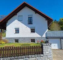 Zweifamilienhaus mit großem Grundstück in ruhiger Lage - Sankt Oswald-Riedlhütte