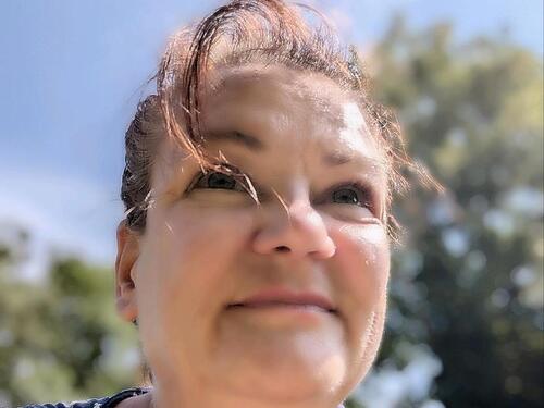 Foto - Gesellschaft und etwas Hilfestellung für ältere Dame