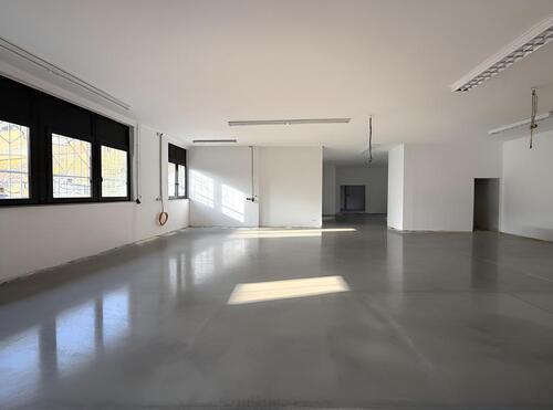 Foto - Ihr neuer Gewerbestandort: Monderne Halle mit Showroom, Büros und perfekter Anbindung