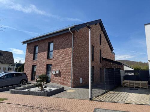 Foto - Modernes Zweifamilienhaus mit Garten &Doppelgarage in bester Lage