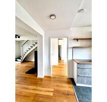 Bezugsfreie 4-Zimmer-Maisonette mit Balkon, Kamin & Garage - Augsburg Bergheim