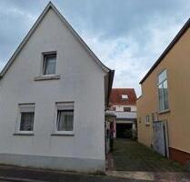Großzügiges Zweifamilienhaus mit Hof, Garten und viel Potenzial - Haßloch