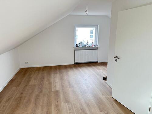 Foto - ERSTBEZUG nach Kernsanierung 2 Zi. DG-Wohnung am Feld mit Garten