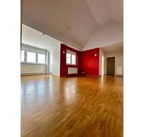 Helle, barrierefreie 3-Zimmer-Wohnung mit Balkon & Aufzug - Höchberg