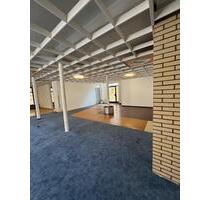 Tolle Gewerbefläche für HandelFitnessLager mit Halle - Liebenau