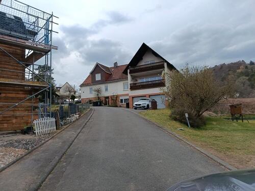 Foto - Großzügiges Zweifamilienhaus mit Garten und Gartenhaus