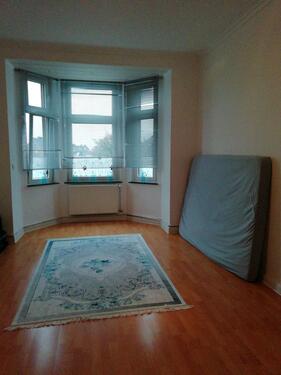 Foto - Helle Altbauwohnung mit Erker und Kamin