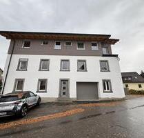 Neuwertige Dachgeschosswohnung mit hohen Decken | Balkon und Stellplatz - Görwihl