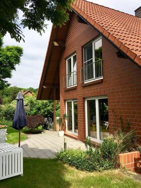 Foto - Haus mit moderner Küche, Kamin und bodentiefen Fenstern – sofort bezugsfertig!