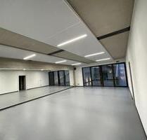 Moderne Sporthalle und Kursraum im Kölner Westen