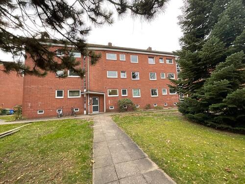 Foto - Frisch renovierte 3 Zimmer-Wohnung mit Balkon in der zweiten Etage eines 6 Parteienhauses