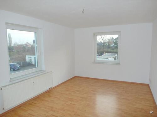 Foto - Helle 2-Zimmer-Wohnung in RÖDERAU mit Laminatboden, Essküche & Bad mit Dusche