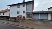 Foto - Mehrfamilienhaus mit Garagen und Eigentumsgrundstück