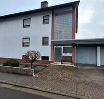 Mehrfamilienhaus mit Garagen und Eigentumsgrundstück - Mehlingen