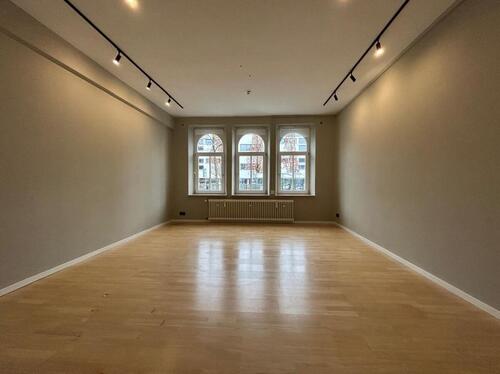 Foto - Lichtdurchflutetes Altbau-Büro mit Sprossenfenstern & Stellplatz in Toplage von Göggingen