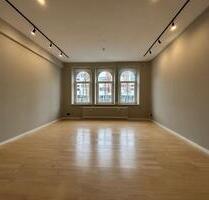 Lichtdurchflutetes Altbau-Büro mit Sprossenfenstern & Stellplatz in Toplage von Göggingen - Augsburg Bergheim