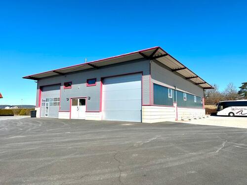 Foto - Großzügige Halle mit Büro, Aufenthaltsraum & Umkleiden – attraktive Staffelmiete!