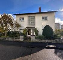 Geräumiges Zweifamilienhaus mit 2 Garagen in Rastatt