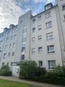 Foto - 2-Raum-Wohnung mit Balkon am gr. Wohnzimmer, sep. ASR im Flur sowie Tageslichtbad mit Wanne im Stadtzentrum!
