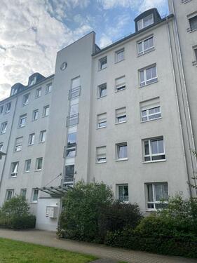 Foto - 2-Raum-Wohnung mit Balkon am gr. Wohnzimmer, sep. ASR im Flur sowie Tageslichtbad mit Wanne im Stadtzentrum!