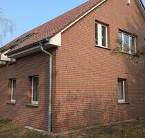 großes Grundstück, Bürogebäude, Hallen und Carports - Templin