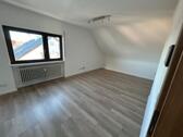 Foto - Helle Dachgeschosswohnung mit EBK & Stellplatz