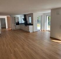 Moderne 5-Zimmer Wohnung mit Terrasse und großem Garten in Adelsdorf