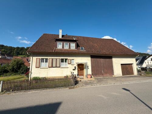 Foto - Schnäppchen für Handwerker. Haus mit Garten, Scheune und Garage.