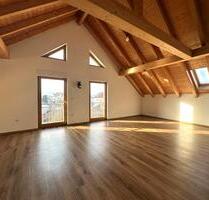 Exklusive Wohnung mit Innentreppe und sichtbaren Holzbalken - Kalbach