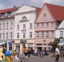 Repräsentative 2-ZKB mit hohen Stuckdecken und Blick auf den Borwin Brunnen - Güstrow