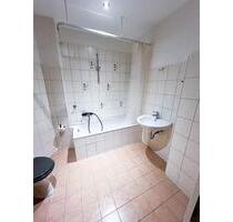 Zwei Zimmerwohnung im Altbau, leer mit Badewanne - Wuppertal Arrenberg