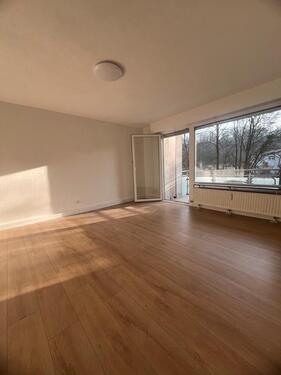 Foto - Sanierte 2-Zimmer-Wohnung mit Balkon ins Grüne in Neckarweihingen