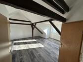 Foto - Helle 1,5-Zimmer-Dachgeschosswohnung mit EBK & Stellplatz