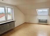 Foto - Renovierte 3-Zimmer Dachgeschoss-Mietwohnung mit EBK