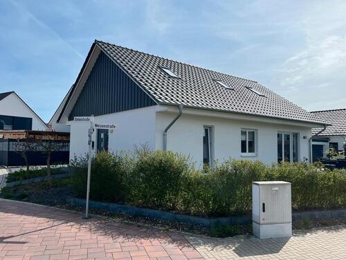 Foto - Modernes Einfamilienhaus mit Küche, Garten, Terrasse & Carport