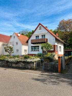 Foto - Von Privat: Einfamilienhaus mit Hof, Nebengebäude und Wiesenfläch