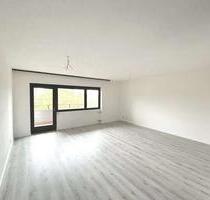 Frisch renovierte 4-Zimmer Wohnung mit 2 Balkons in Lampertheim !