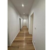 Erstbezug neu sanierter 4,5-Zimmer-Erdgeschosswohnung mit neuer EBK in zentraler Lage - Langenfeld (Rheinland)