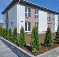 Moderne 4,5 Zimmer DHH mit EBK, Terrasse, Garten + Garage - Scheer