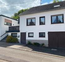 Einfamilienhaus mit Nebengebäude und großen Garagen in Ayl