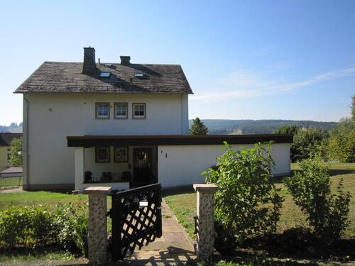 Foto - Zweifamilienhaus mit großem Garten, 3 Garagen und viel Potenzial