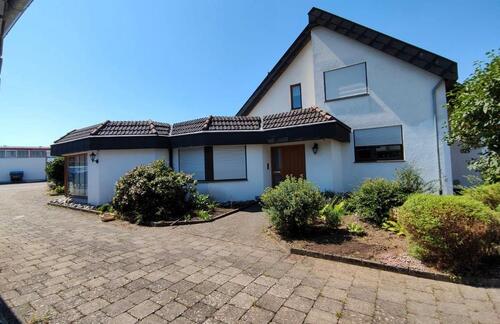 Foto - Großzügiges EFH mit Garten, sep. Wohnbereich + viel Nutzfläche