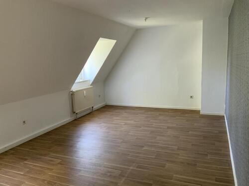 Foto - Top geschnitten große Räume Dachgeschoss mit Laminat und Tapeten! Sofort bezugsfertig!
