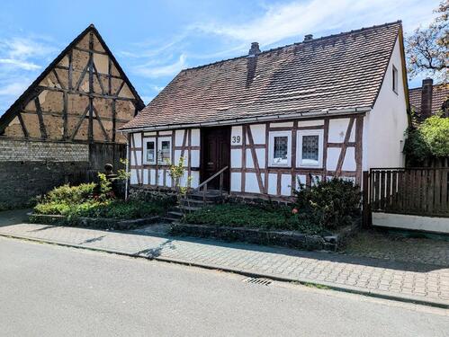 Foto - Fachwerkhaus mit großem Grundstück und Scheune in Gedern