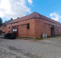 Bauernhaus mit Werkstatt , Garagen, Garten - Wegeleben